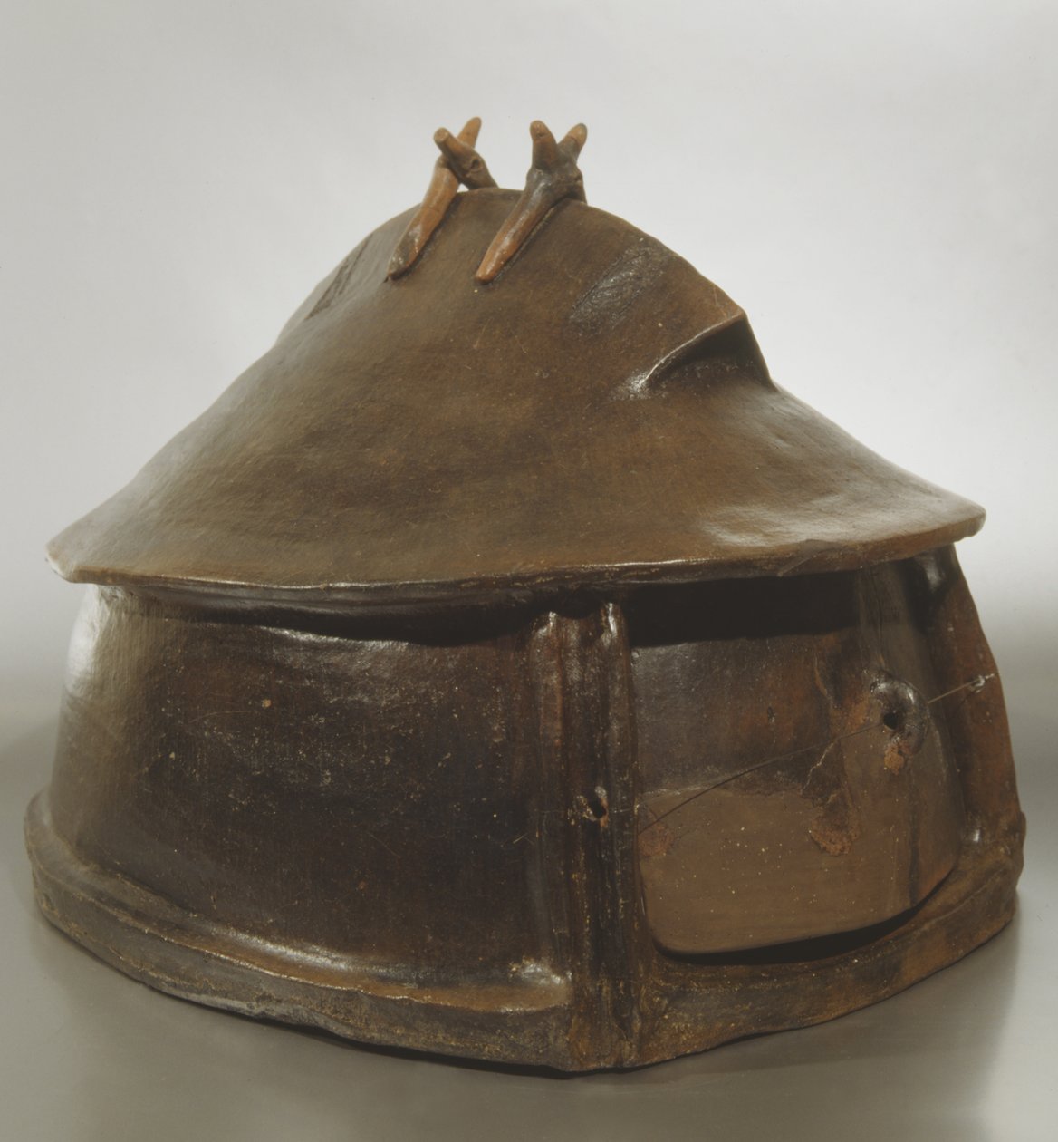 Urna a timpano, dalla Tomba Q, Lapis Niger, Foro Romano (argilla) da Roman