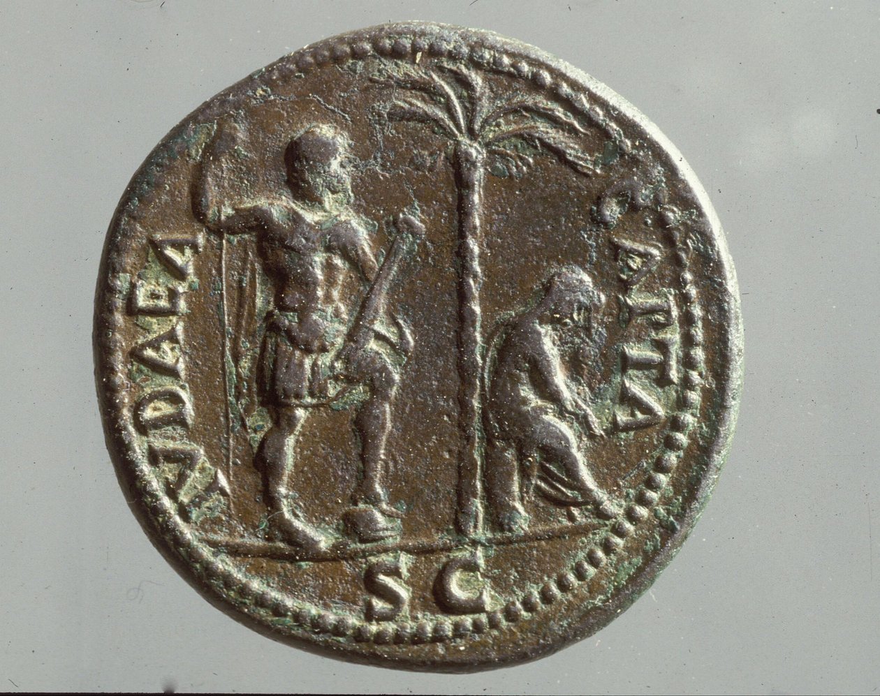 Moneta imperiale con figure in lutto e l