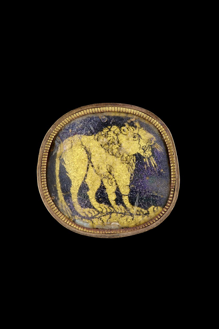 Medaglione con un leone su terreno irregolare, 3°-4° secolo d.C. (oro, vetro e lega di rame) da Roman