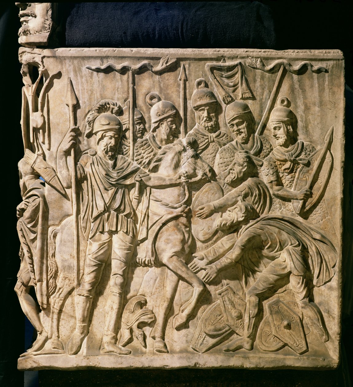 Rilievo da un sarcofago che raffigura la sottomissione di un barbaro a una truppa romana da Roman