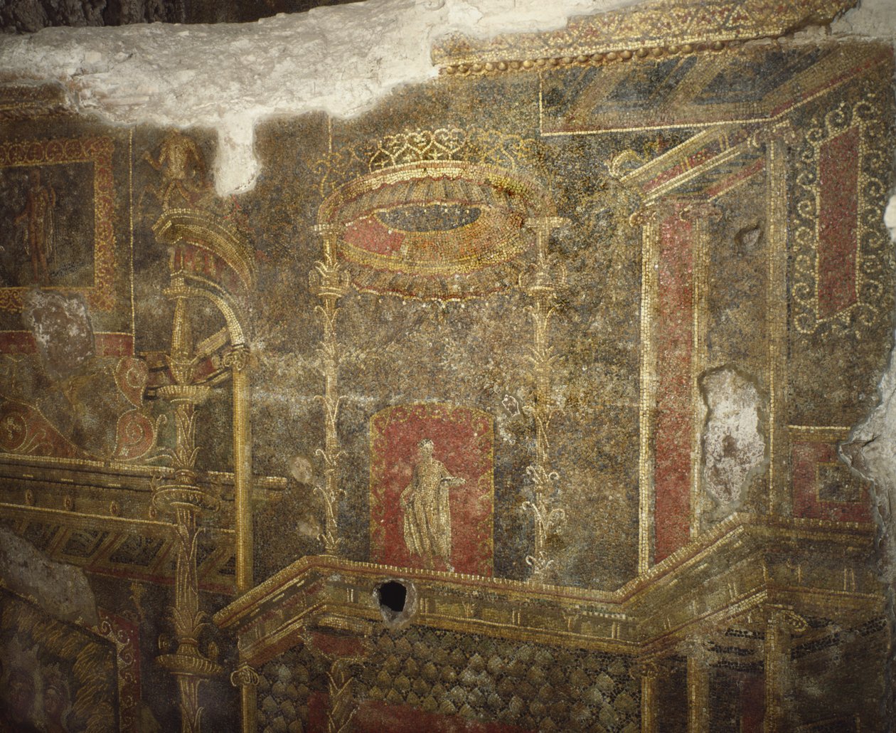 Resti di un antico edificio sotto la caserma dei Corazzieri al Quirinale, Roma da Roman