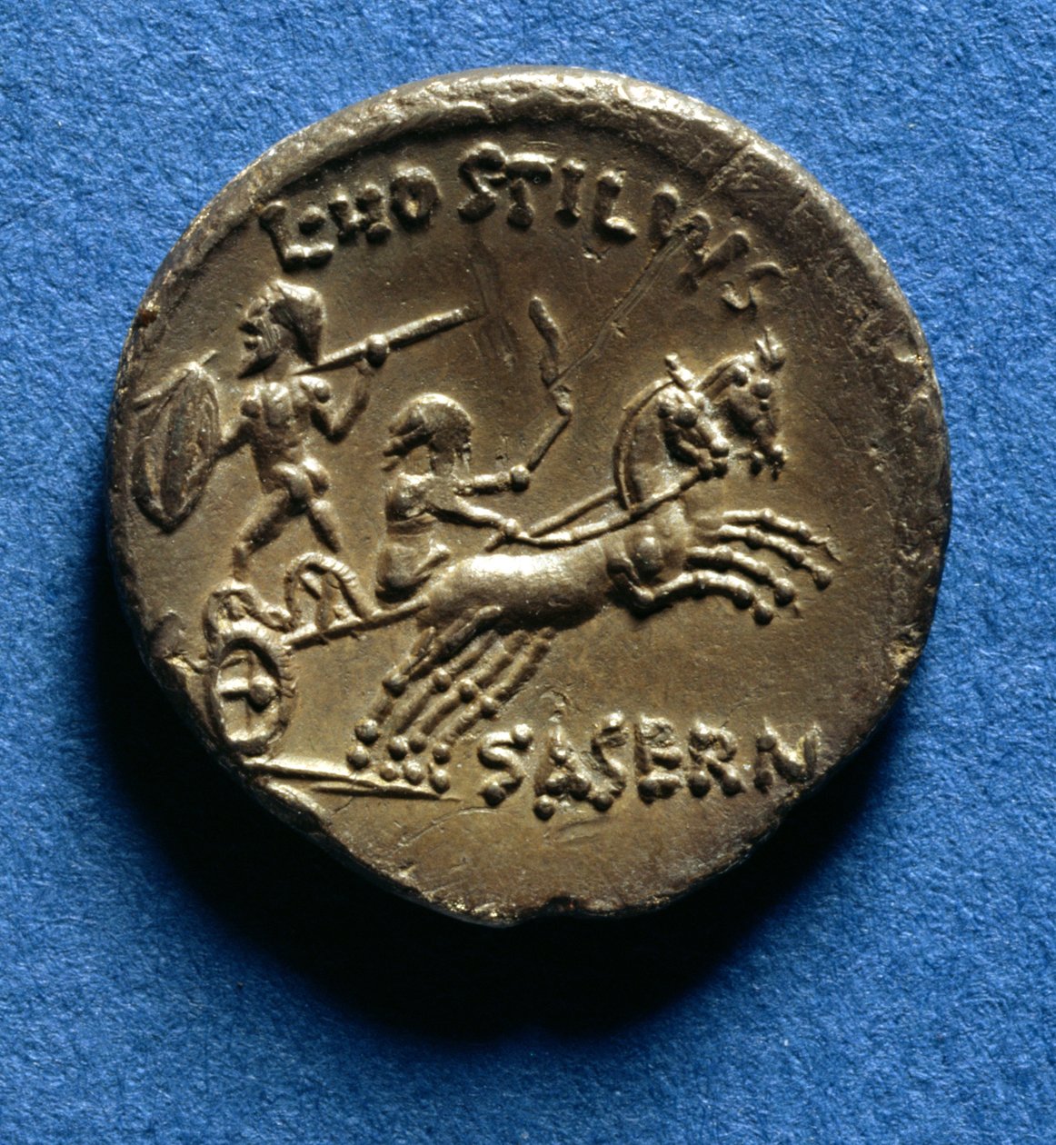 Denario romano decorato con un auriga e un nobile guerriero su un carro da guerra celtico, c.48 a.C. da Roman