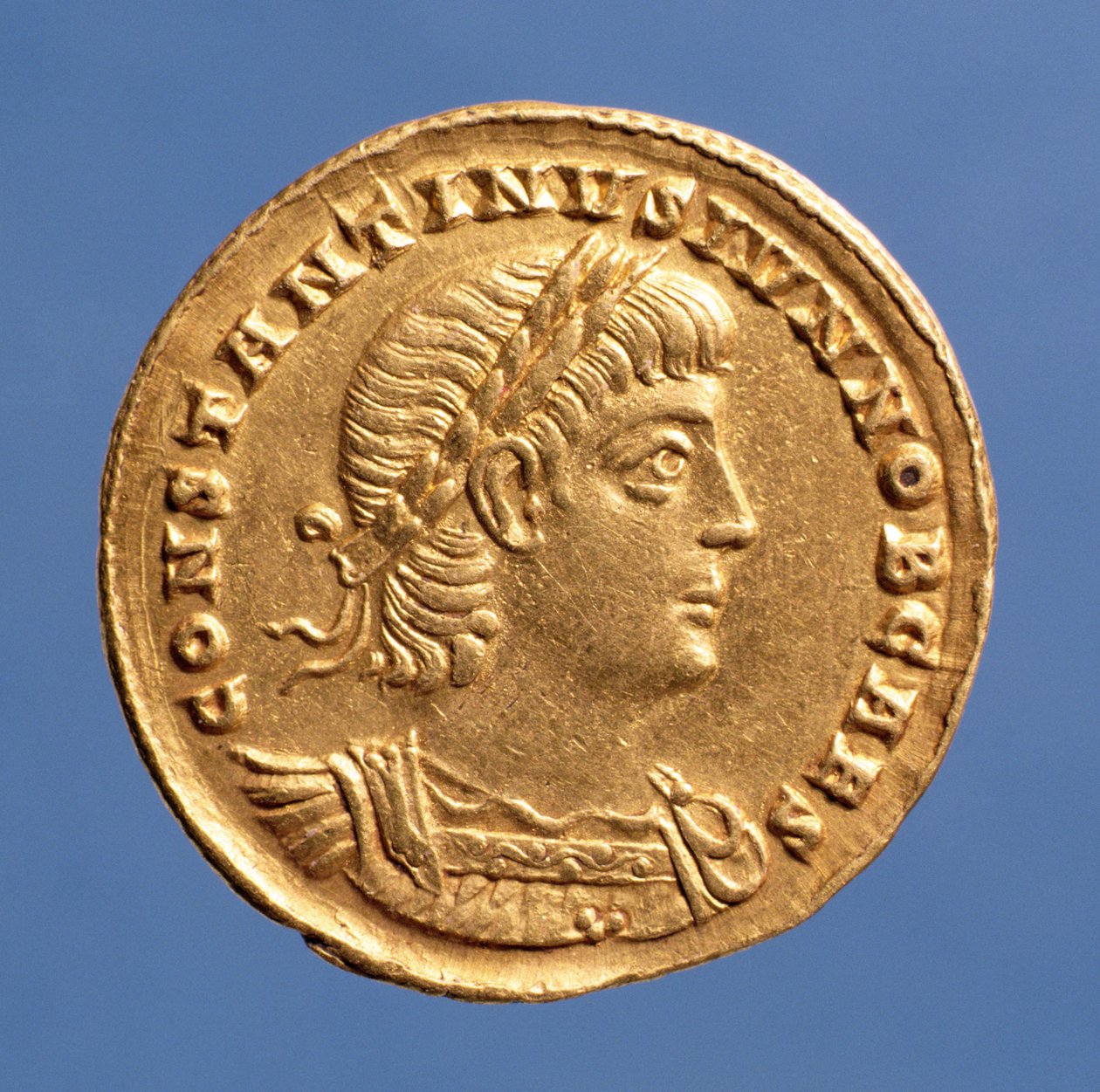 Solidus (dritto) di Costantino II Cesare corazzato (oro) da Roman