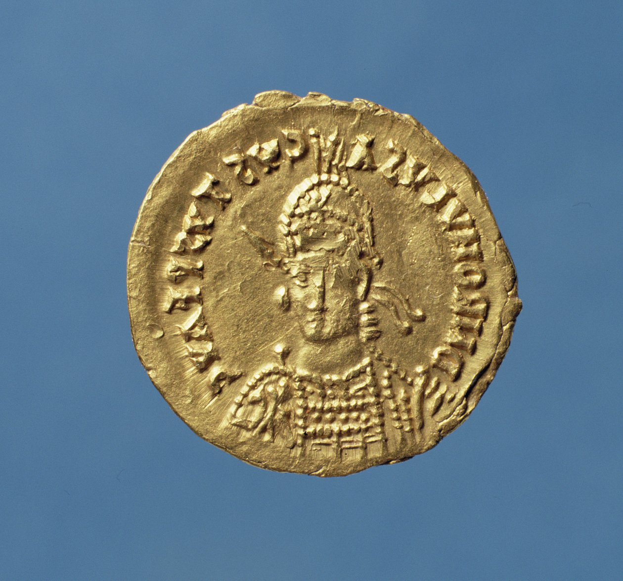 Solidus (dritto) di Romolo Augusto (475-476) elmo, corazza, con lancia sulla spalla destra, scudo a sinistra (oro) Iscrizione: D N ROMVLVS AVGVSTVS P F AVG da Roman