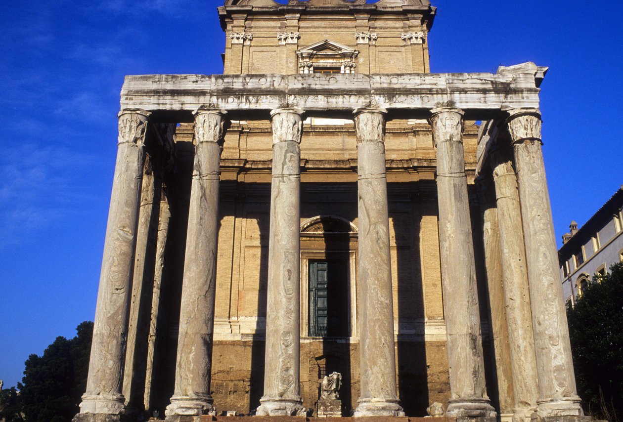 Tempio di Antonino e Faustina, dedicato 141 d.C. da Roman