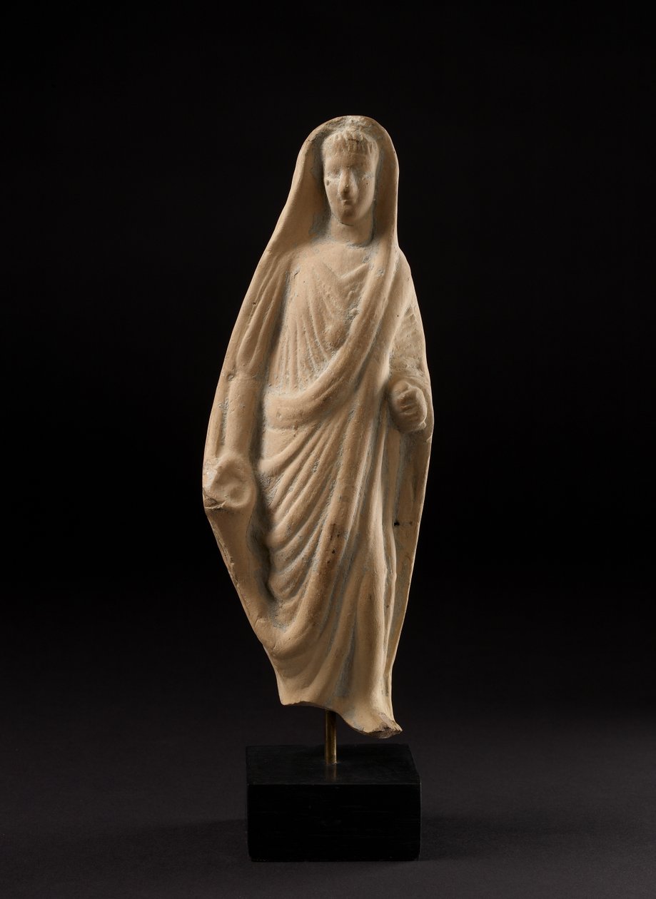 Statuetta in terracotta di un pio romano che vela la testa con la sua toga da Roman