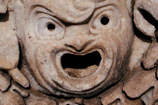 Maschera tragica, dal teatro da Roman