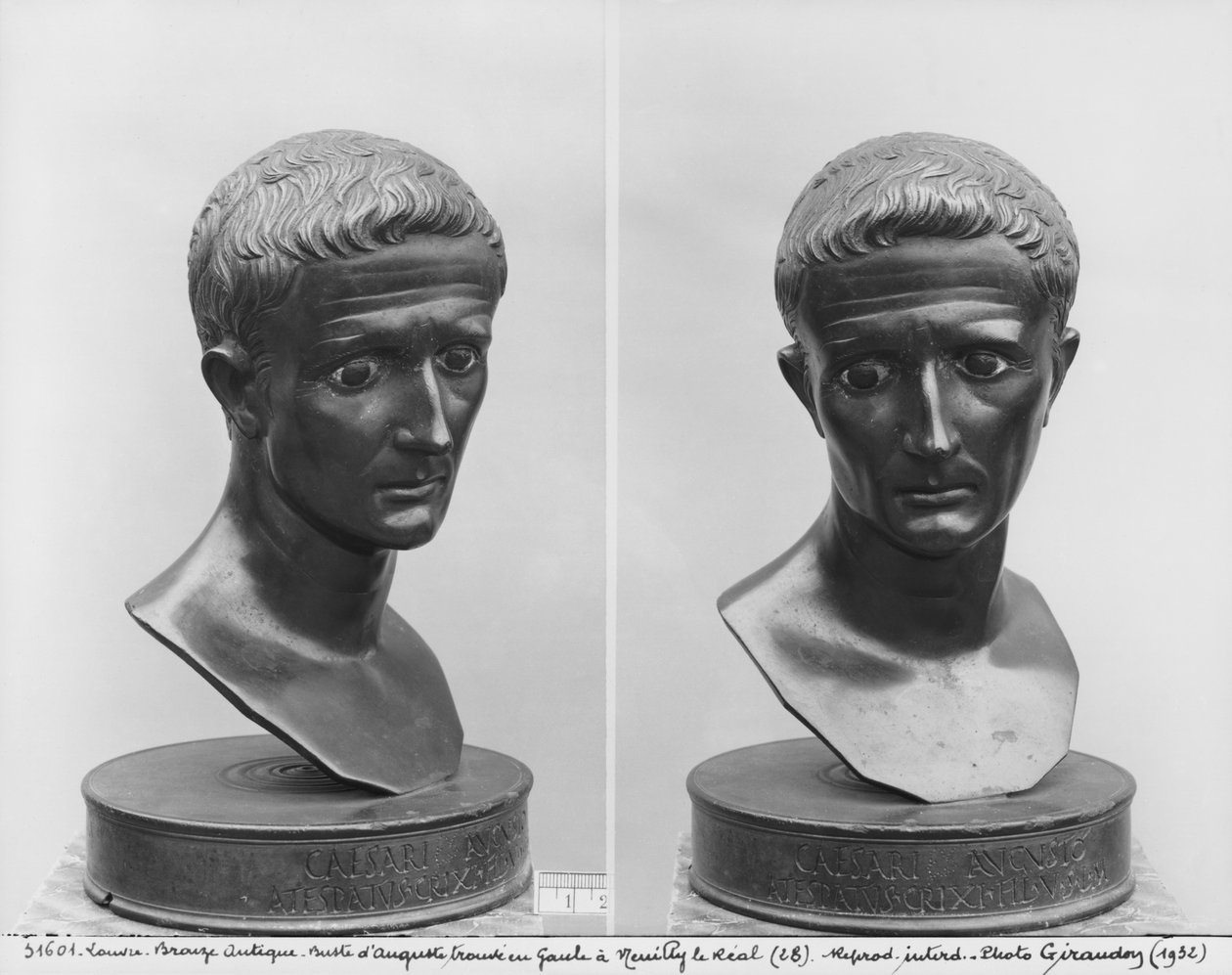 Due vedute di un busto dell