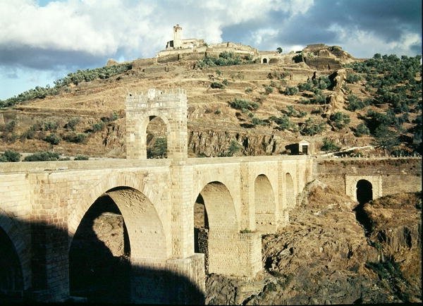 Vista del Ponte di Alcantara, costruito c.105 d.C. da Roman