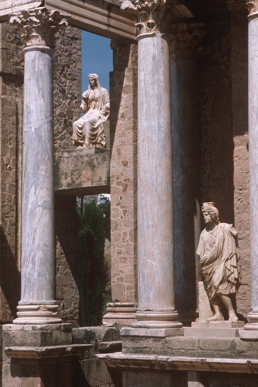 Veduta di statue e colonnato da Roman