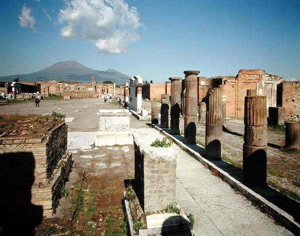 Veduta del Foro con il Vesuvio sullo sfondo da Roman