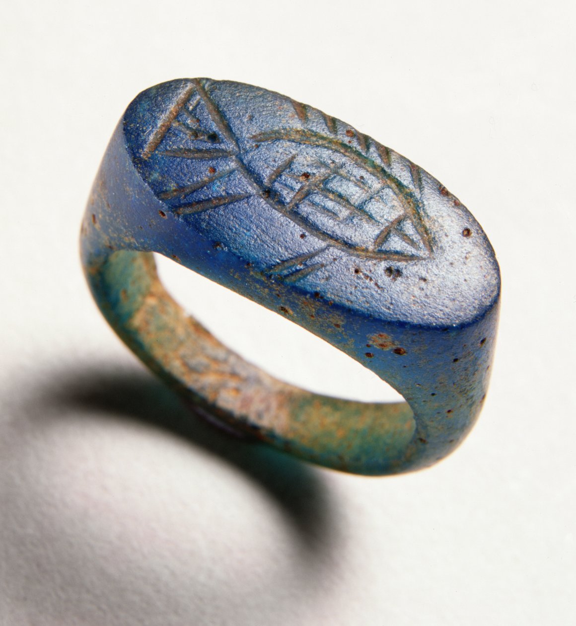Anello con pesce inciso (vetro blu) da Roman Period Egyptian