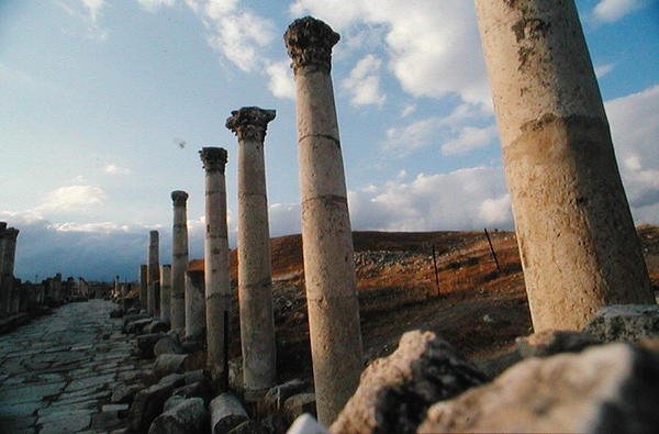 Vista della Strada delle Colonne, costruita originariamente c.39-76 a.C. da Roman Roman