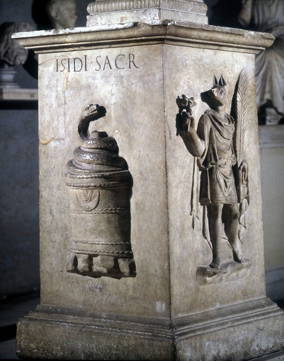 Altare dedicato a Iside. Sinistra: pietra mistica con serpente e destra: Anubi-Ermes. Le parole "Iside Sacr" sono incise sul serpente. II secolo. Musei Capitolini, Roma da Roman
