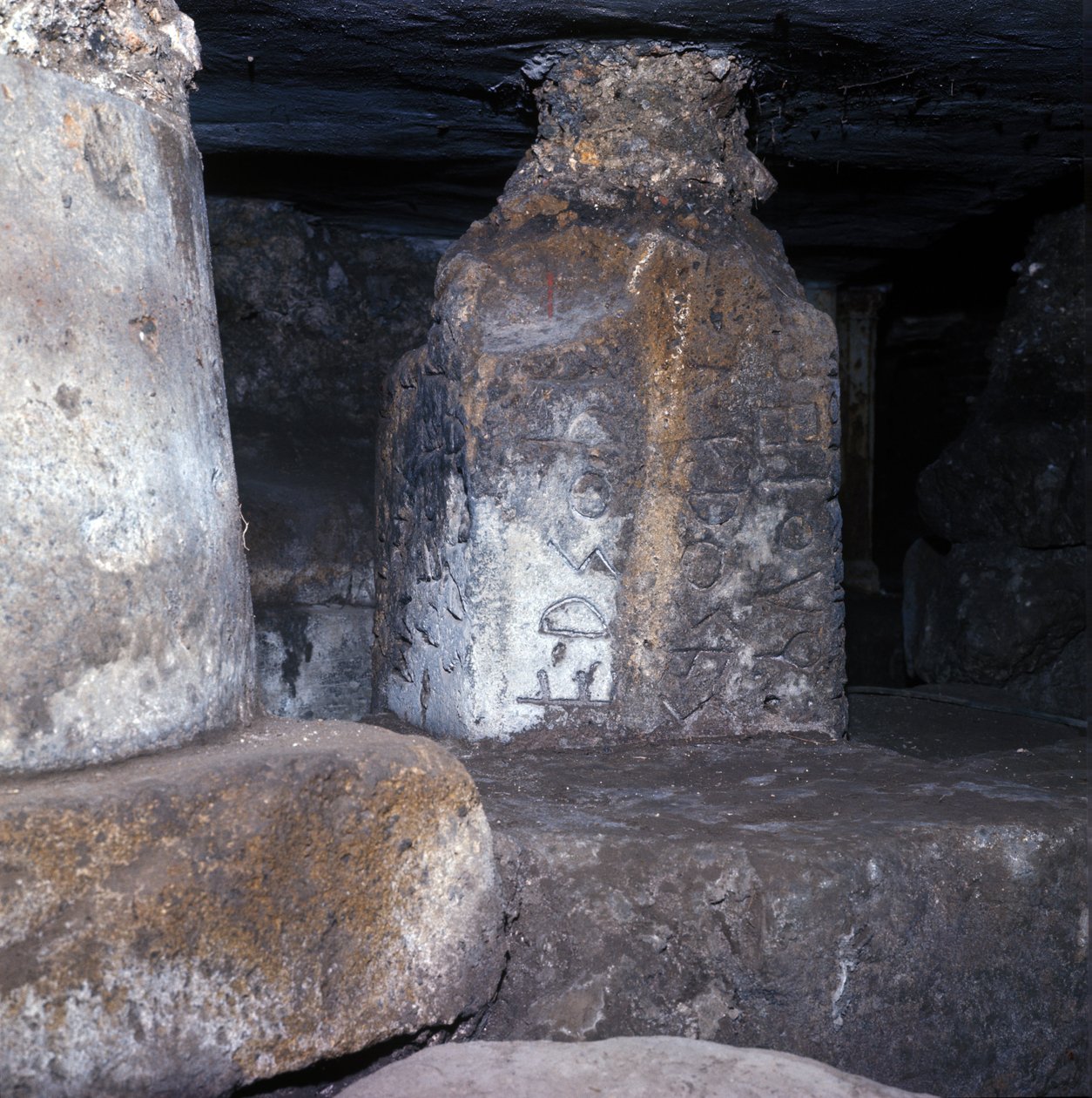 Antica Roma, periodo arcaico: tempio costruito sotto il lapis niger nel foro romano e recante una delle più antiche iscrizioni in latino. VI secolo a.C. Italia da Roman