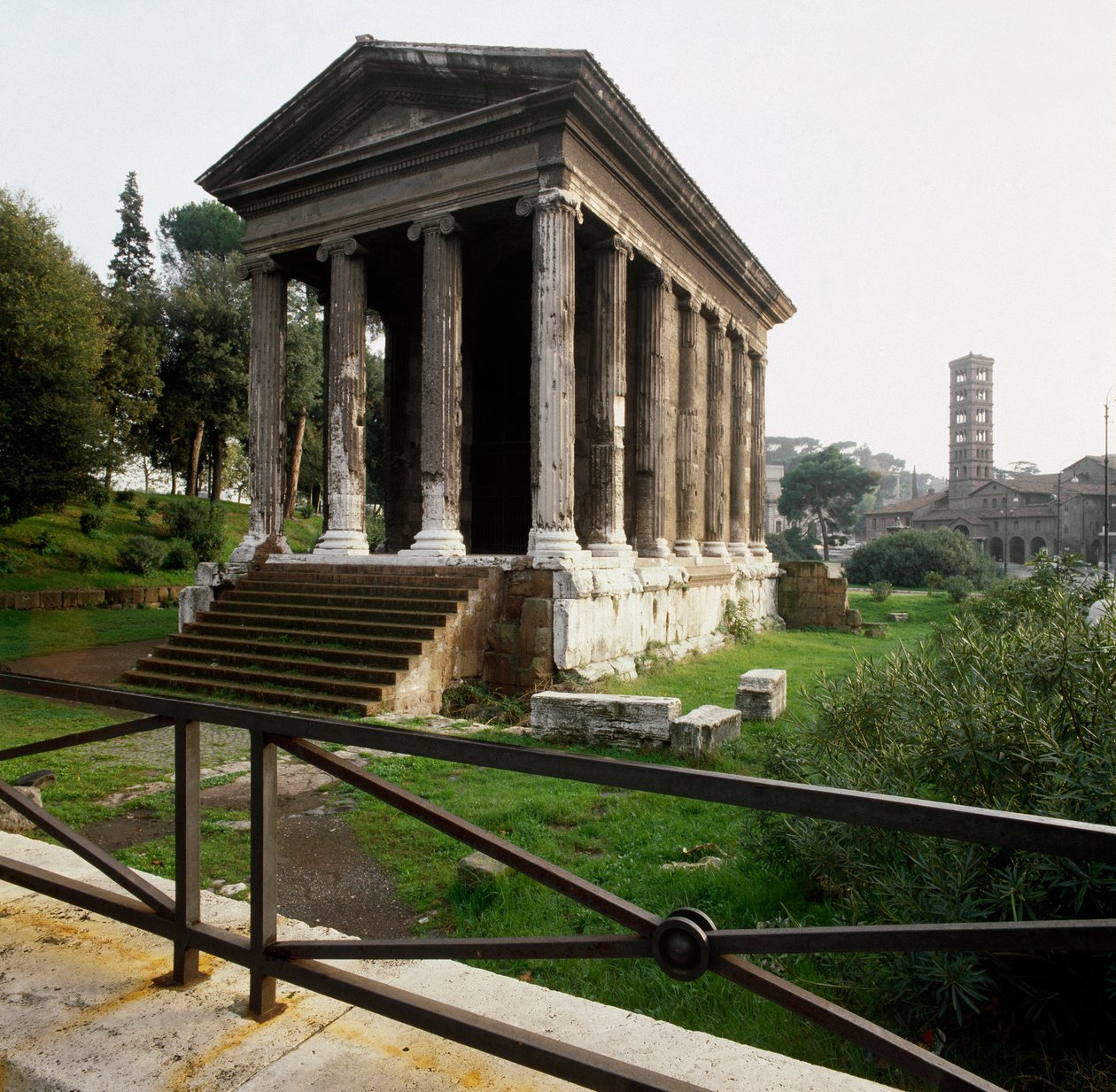 Antica Roma: vista del Tempio di Portuno vicino alla piazza della Bocca della Verità (II-I secolo a.C.) da Roman