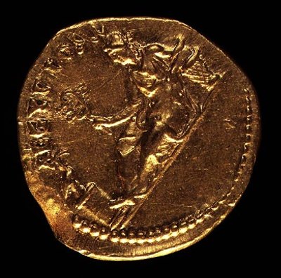 Aureo (rovescio) coniato da Adriano (AD 117-AD 138) raffigurante AEGYPTOS (Egitto) reclinata a sinistra. Iscrizione: AEGYPTOS da Roman