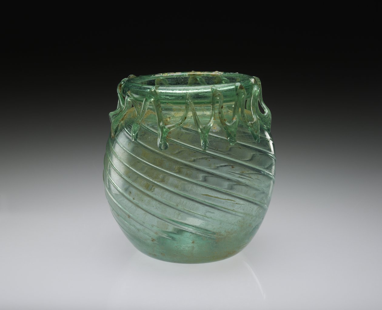Vaso in vetro soffiato con decorazioni funzionali e decorative, 301-400 d.C. da Roman