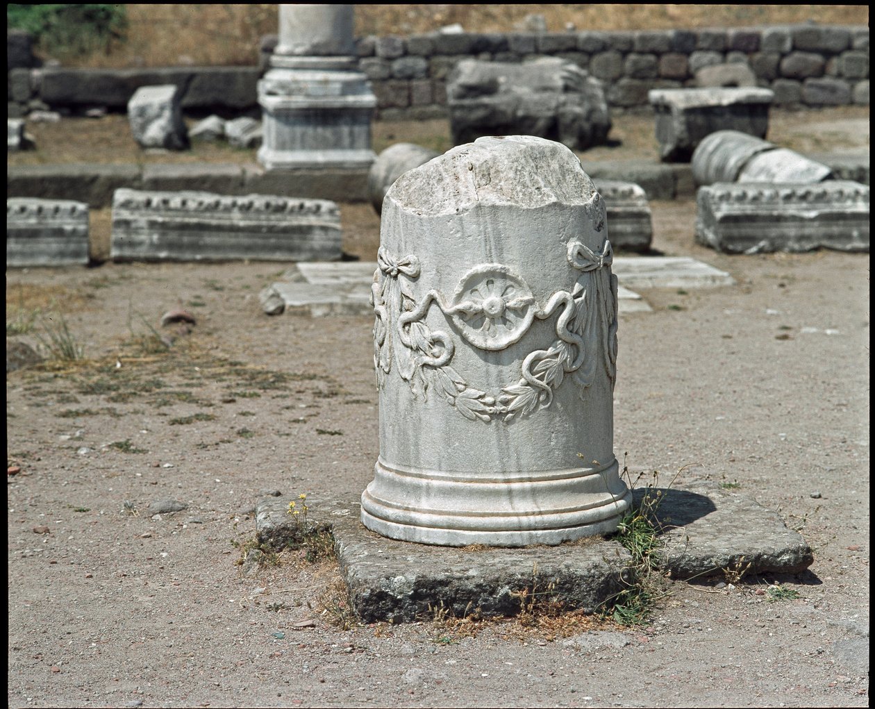 Colonna decorata con il simbolo del dio Asclepio. Santuario di Asclepio (283 a 133 a.C.) da Roman