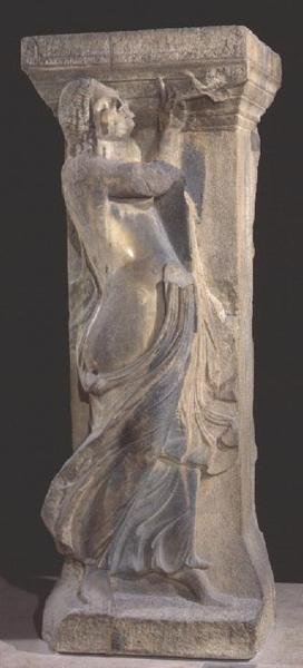 Pilastro di pietra decorato con una baccante che suona un doppio flauto, copia di un originale ellenistico di Tessalonica da Roman