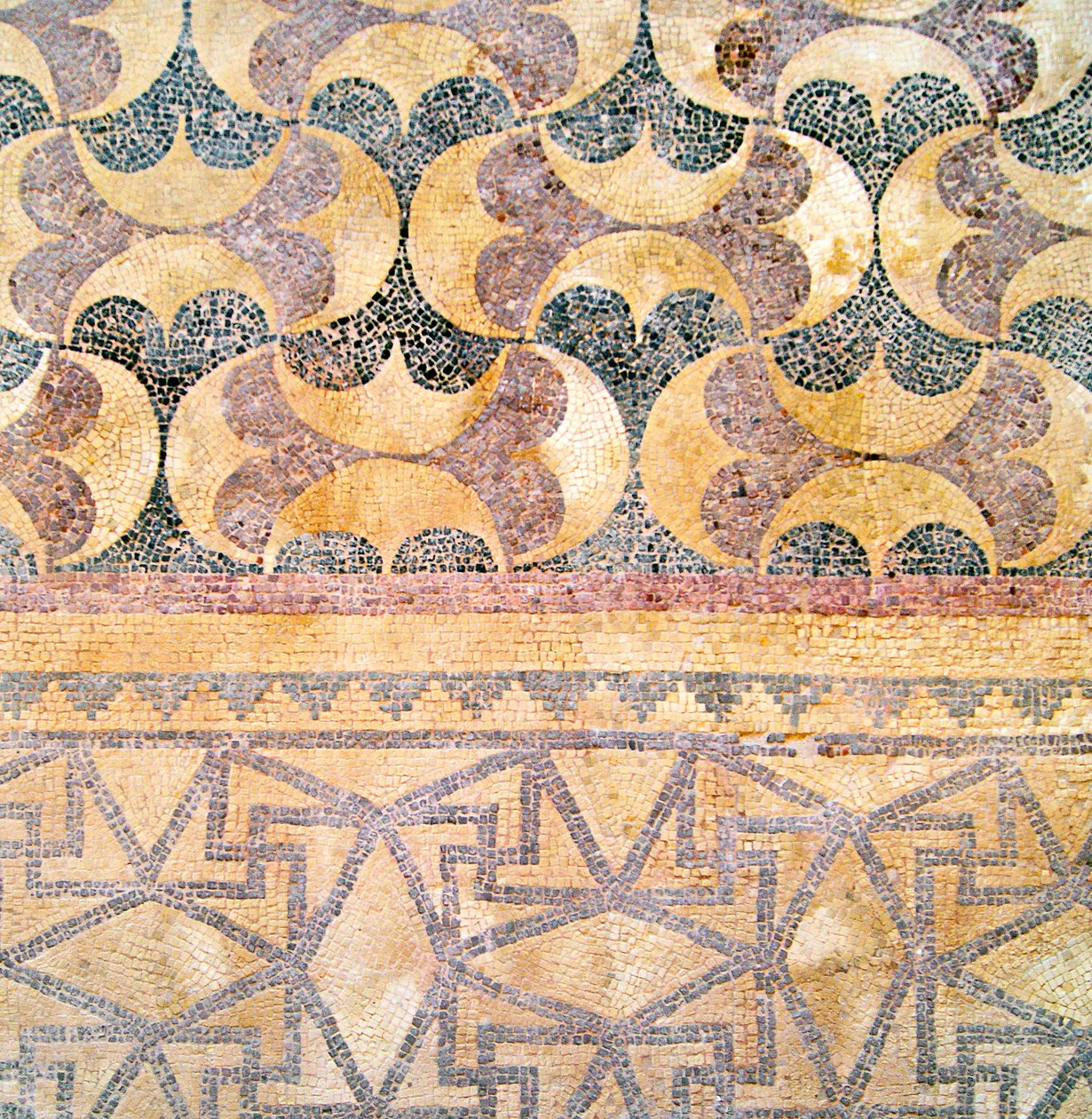 Dettaglio di piastrelle geometriche da Roman