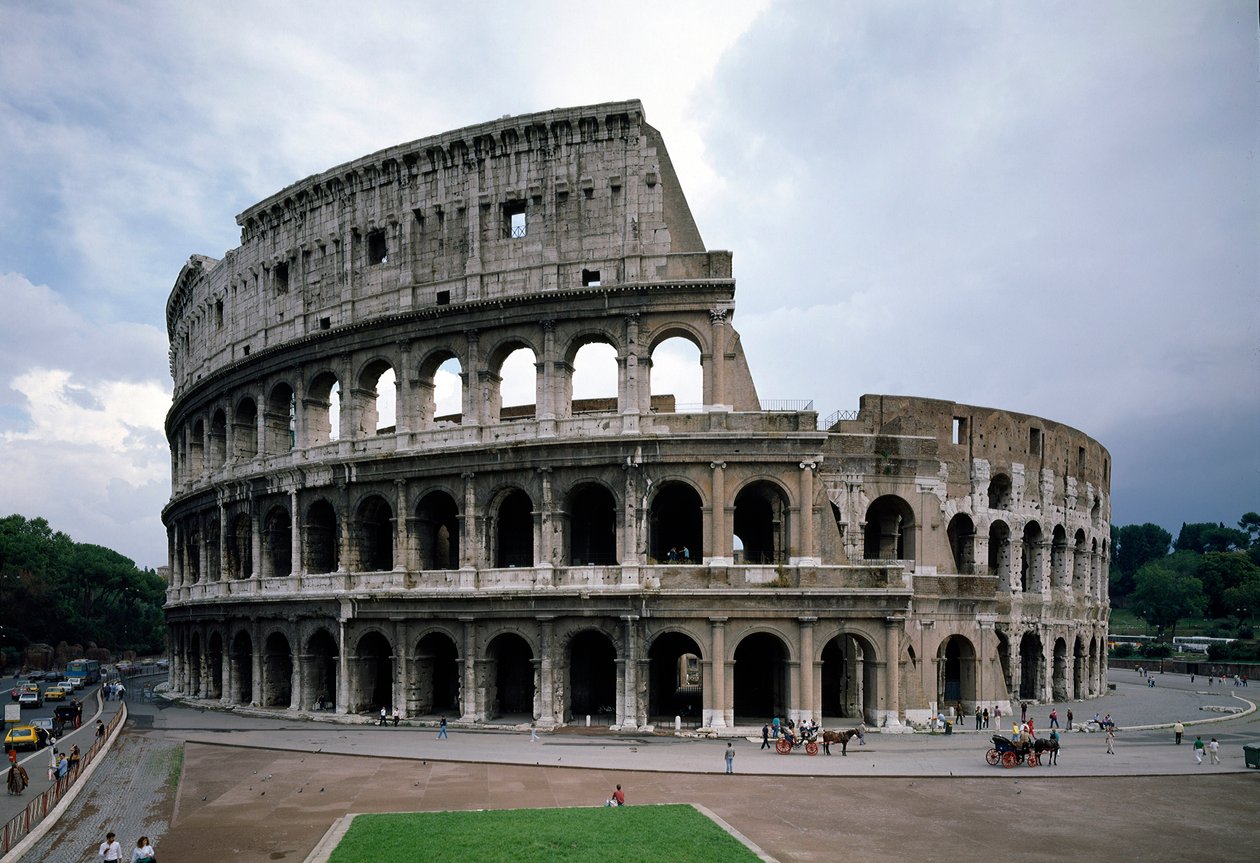 Vista esterna del Colosseo, costruito tra il 70 e l