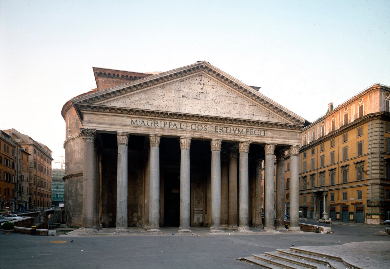 Vista esterna del Pantheon da Roman