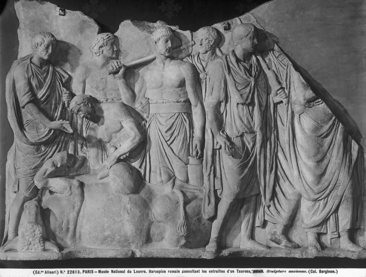 Aruspice che consulta le viscere di un toro (marmo) da Roman