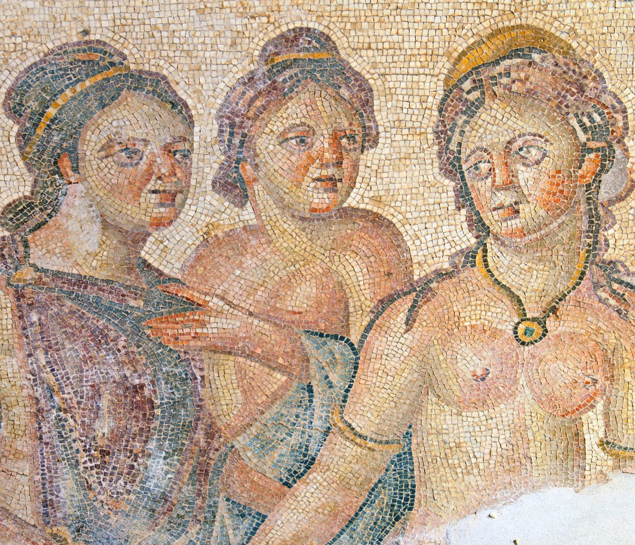 Leda e le sue cameriere, dettaglio dal mosaico di Leda e Zeus, Casa di Aion, Paphos, Cipro da Roman