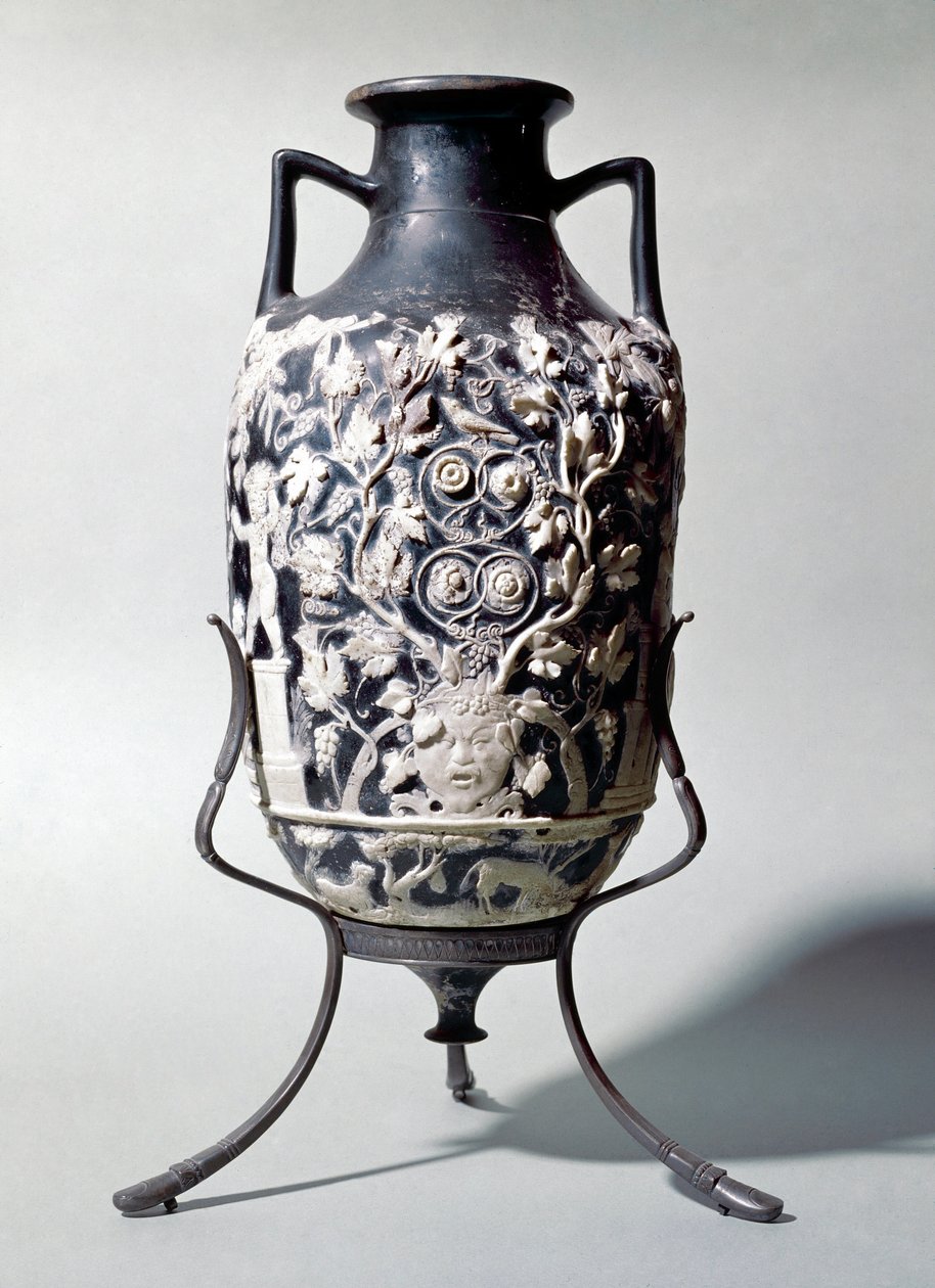 Piccola anfora chiamata vaso blu che mostra una scena dionisiaca da Roman