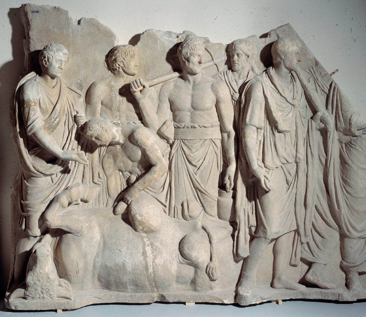 Rilievo in marmo dal Foro di Traiano: scena di aruspice (indovino etrusco) che consulta le viscere di un toro con sacerdote e littori. Intorno al 120 d.C. Parigi, Museo del Louvre da Roman