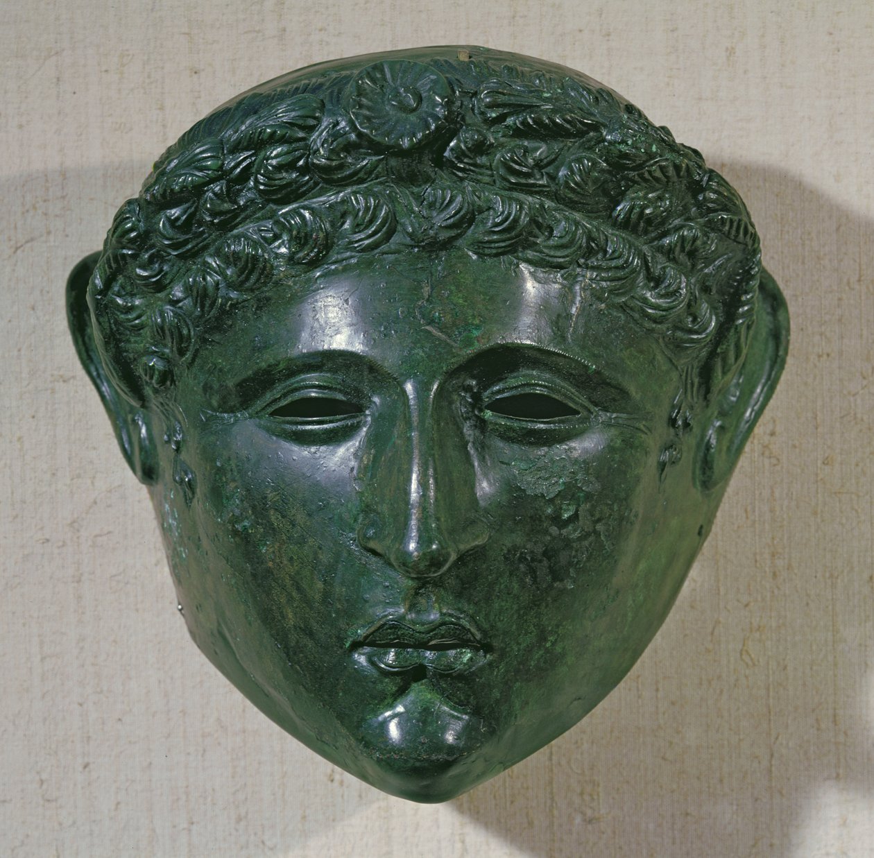 Maschera da un elmo da parata, da Hirchova, Romania da Roman