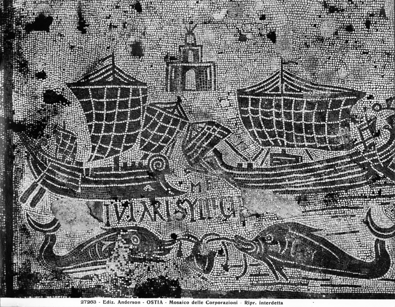 Dettaglio del pavimento del Piazzale delle Corporazioni raffigurante una scena nautica da Roman