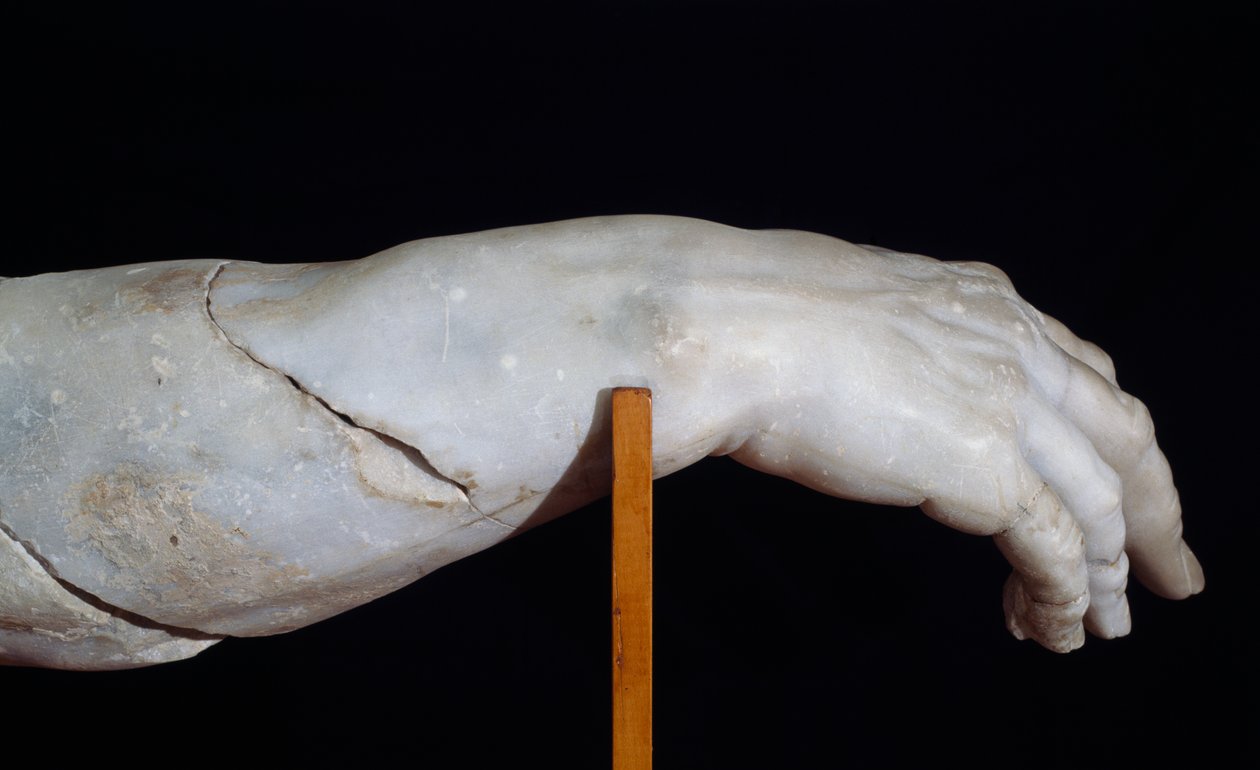Mano destra di Polifemo, frammento del Gruppo di Polifemo, o Ulisse acceca Polifemo, scultura in marmo di Agesandro, Atenodoro e Polidoro, copia dell