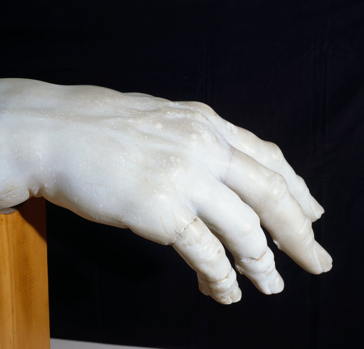 Mano destra di Polifemo, frammento del Gruppo di Polifemo, o Ulisse acceca Polifemo, scultura in marmo di Agesandro, Atenodoro e Polidoro, copia dell
