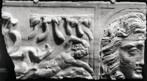 Rilievo che raffigura Giona e la balena, dalle catacombe di Santa Priscilla, Roma da Roman
