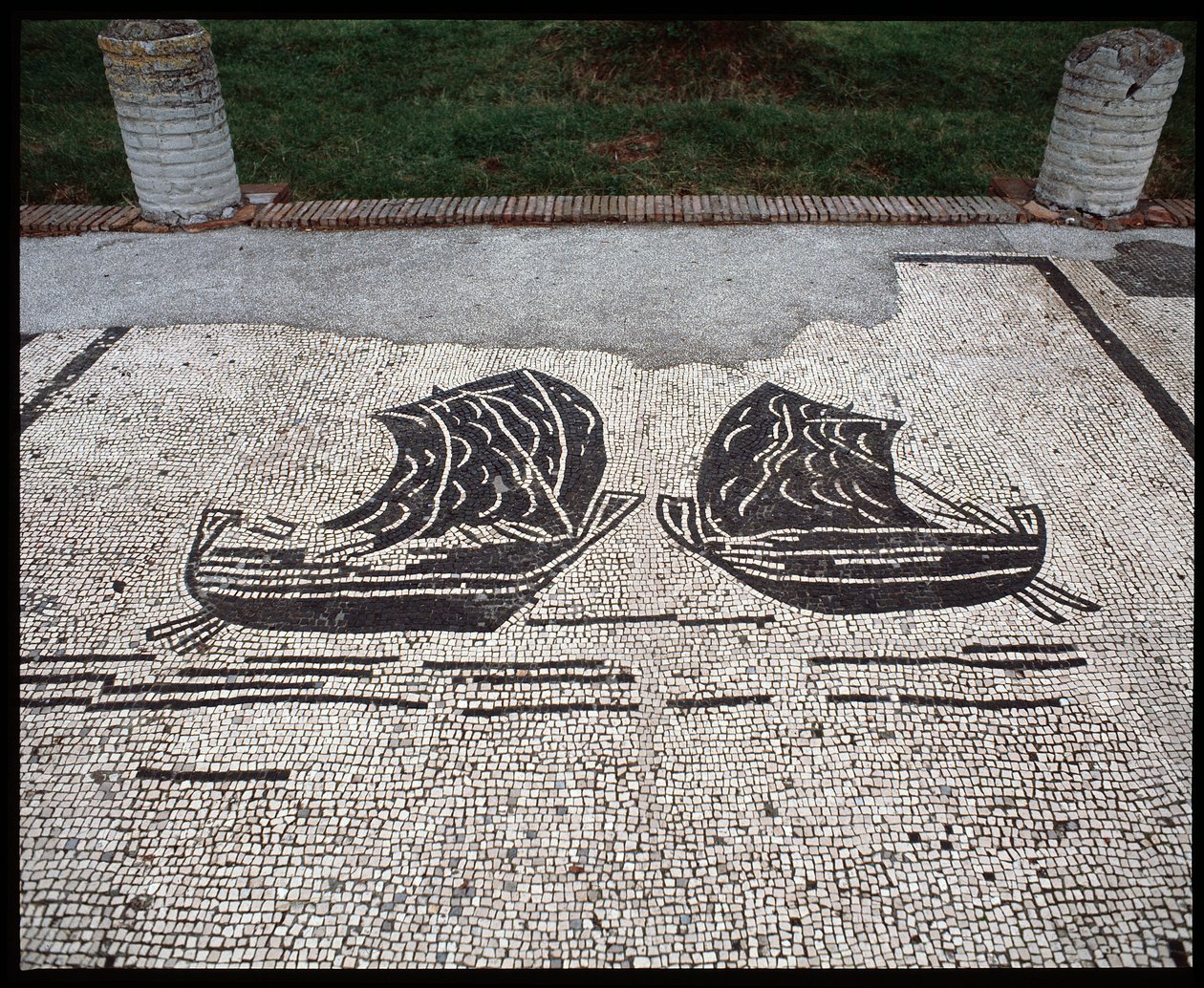 Arte romana: Mosaico delle navi della Corporazione dei marinai, Piazza delle Corporazioni da Roman