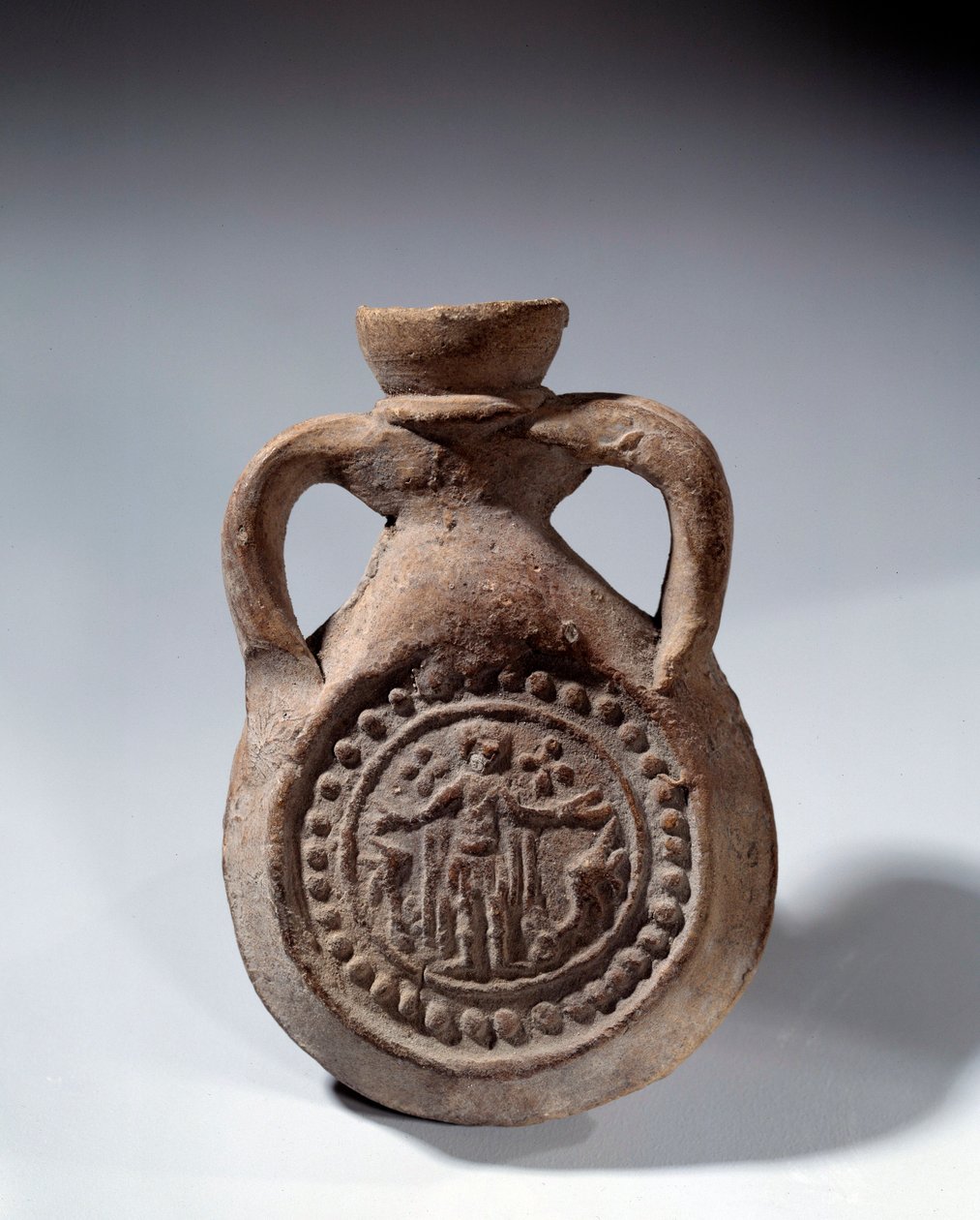 Arte romana: Bulbo di terracotta con piede rappresentante un santo. IV secolo d.C. Parigi, Museo del Louvre da Roman