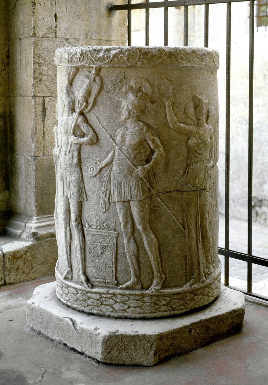 Arte romana: base di colonna in marmo con bassorilievo che rappresenta una scena di sacrificio da Roman