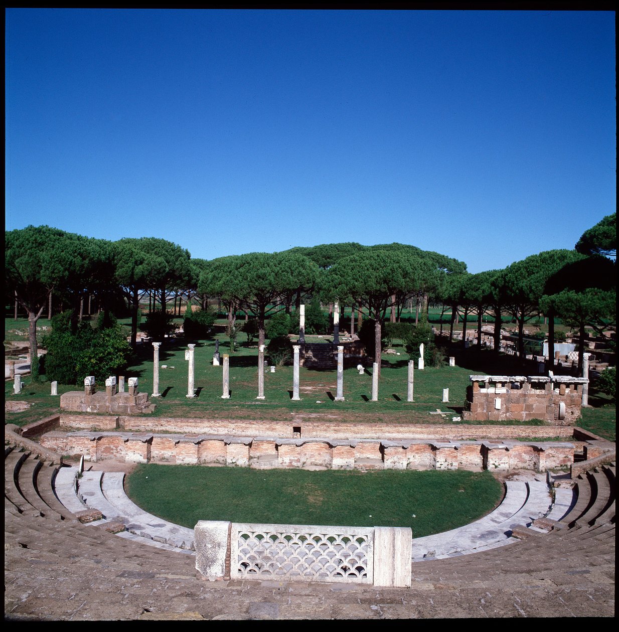 Arte romana: veduta delle rovine del teatro da Roman
