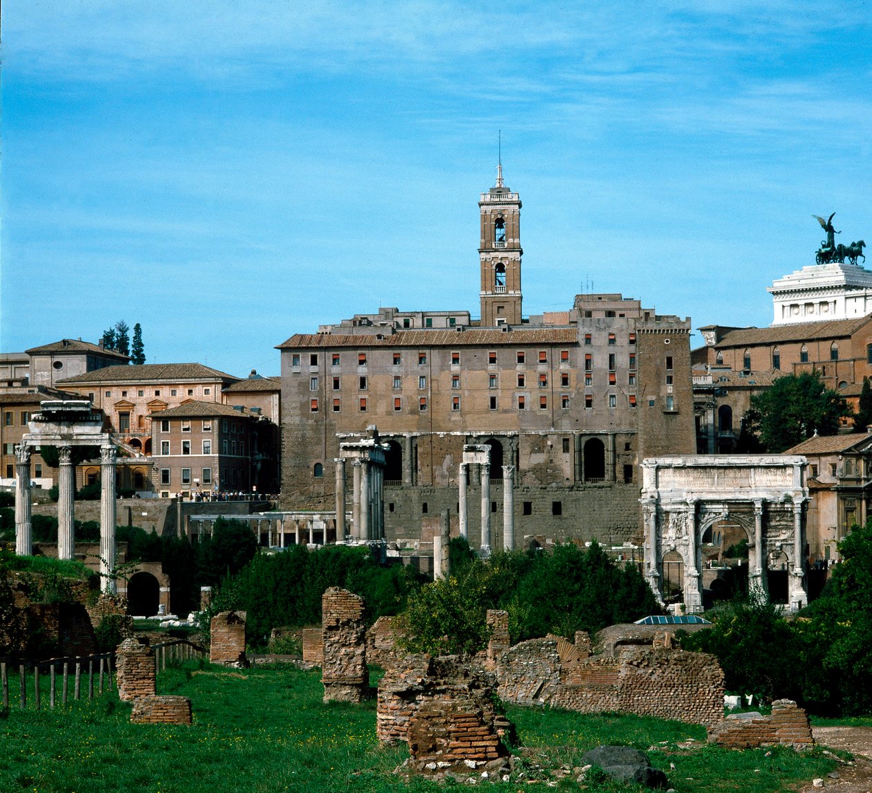 Foro Romano: vista panoramica con sullo sfondo il Tabularium usato come archivio (79 a.C.) da Roman