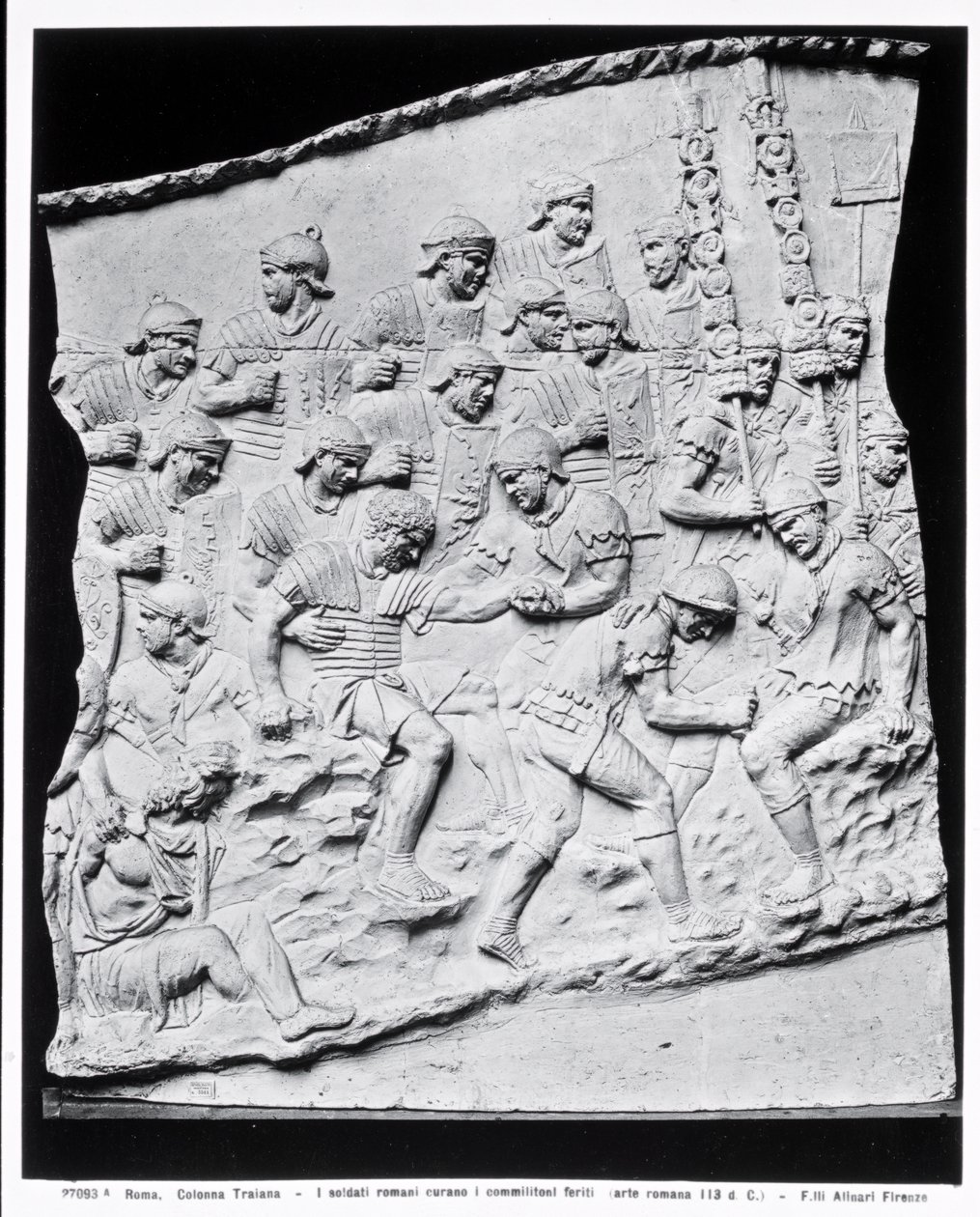 Soldati romani che curano i feriti, un calco preso dalla Colonna Traiana, 113 d.C. (marmo) da Roman