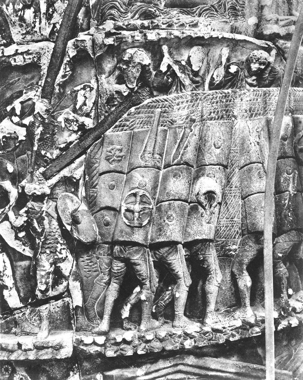 Soldati romani che usano il metodo testudo durante un attacco, dettaglio dalla colonna di Marco Aurelio, AD 180-196 da Roman