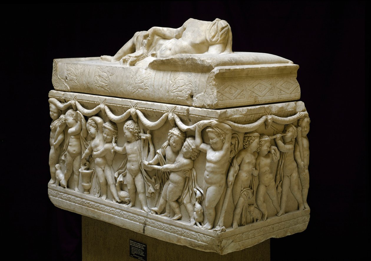 Antichità romana: sarcofago in marmo decorato con rilievi di figure di bambini (cupidi) da Roman