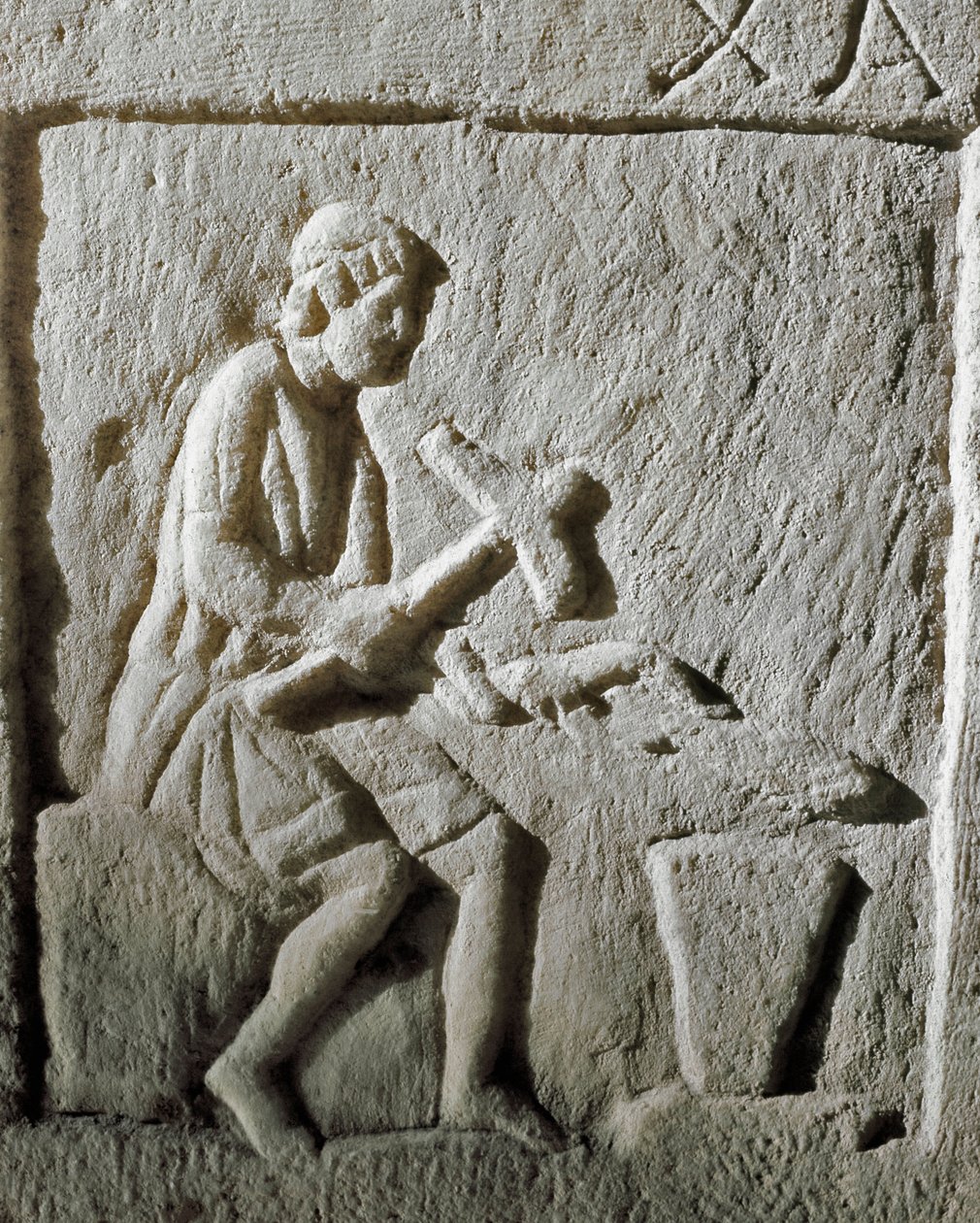 Arte romana: dettaglio di una stele che raffigura un fabbro che colpisce il metallo su un