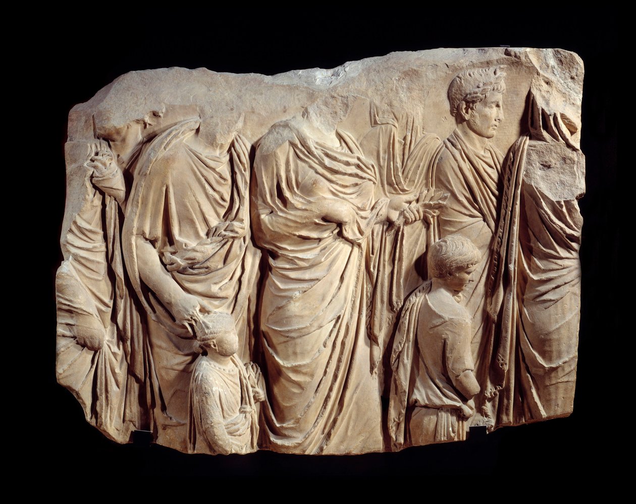 Arte romana: frammento di rilievo architettonico in marmo dalla processione dell
