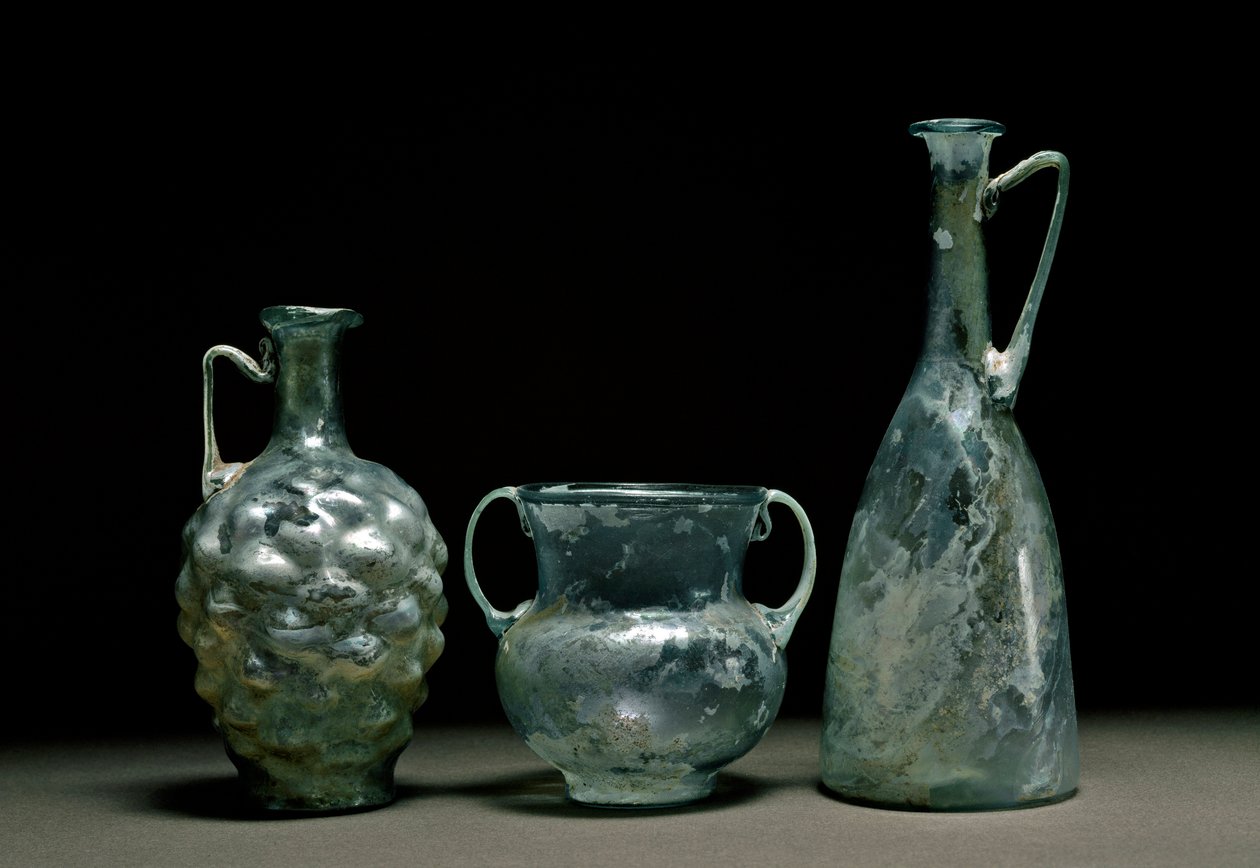 Arte romana: bottiglie e brocca in vetro. I e II secolo d.C. Museo Nacional de Arte Romano Madrid da Roman