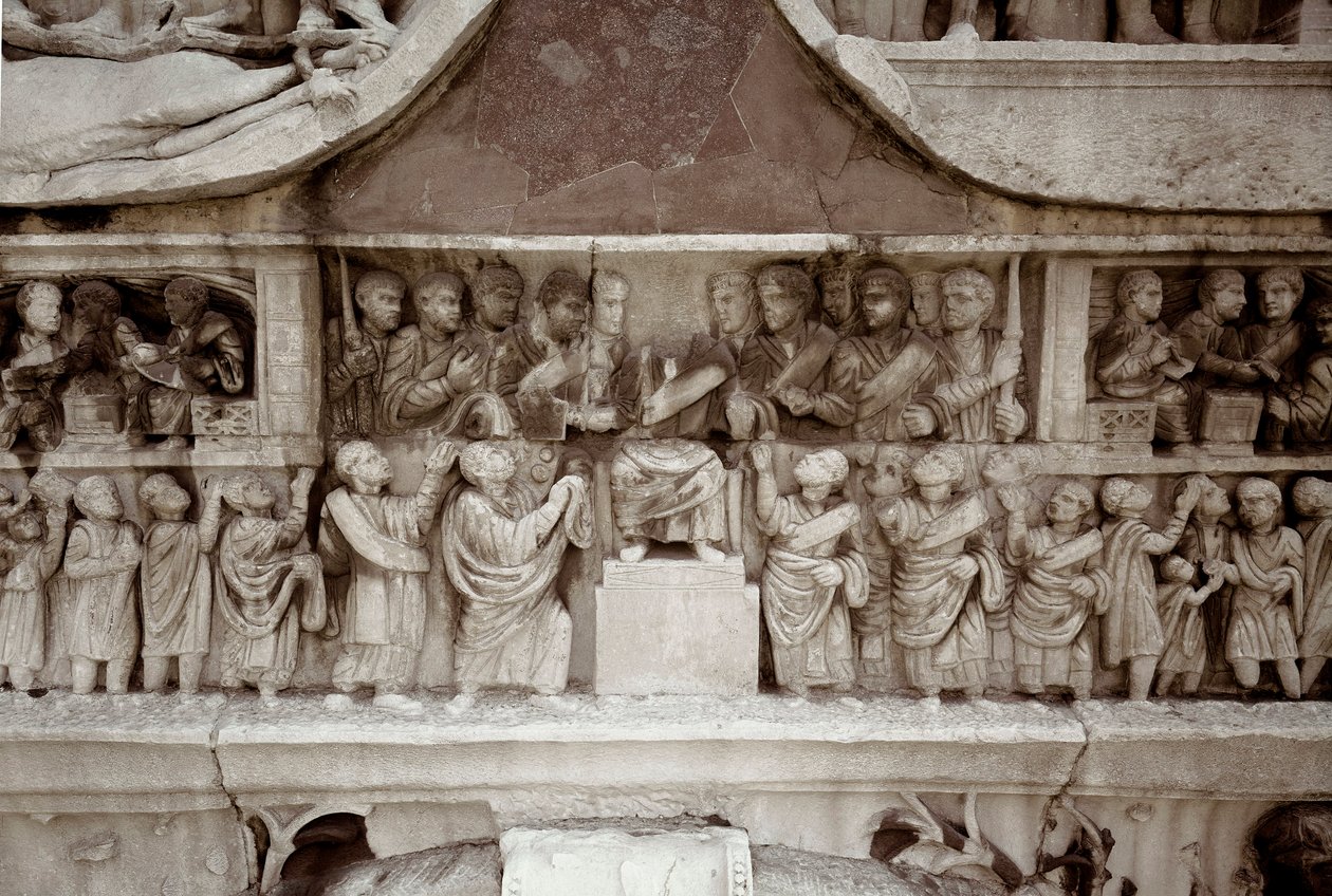 Arte Romana: bassorilievo in marmo che rappresenta la distribuzione di sussidi al popolo nel foro di Cesare. 312-315 d.C. Arco di Costantino, Roma da Roman