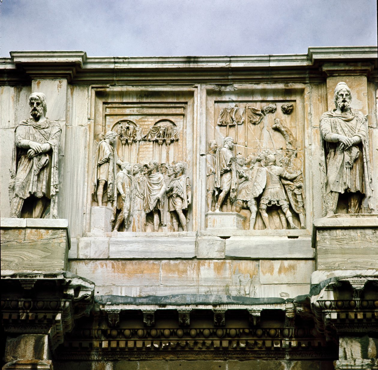 Arte romana: basso rilievo in marmo che rappresenta la distribuzione di sussidi al popolo (sinistra) e la resa di un capo barbaro (destra). 312-315 d.C. Arco di Costantino, Roma da Roman