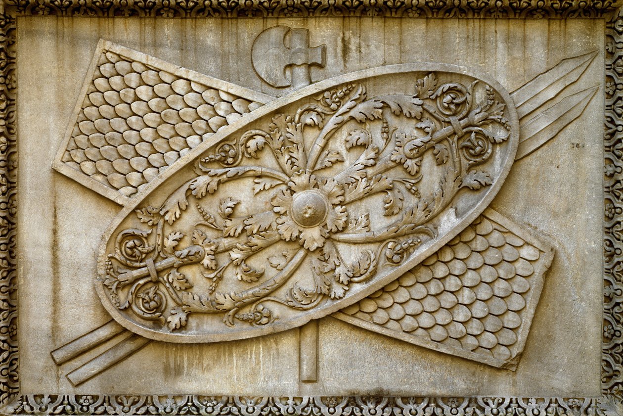 Arte romana: bassorilievo che decora uno scudo e armi dal Tempio del Divino Adriano da Roman